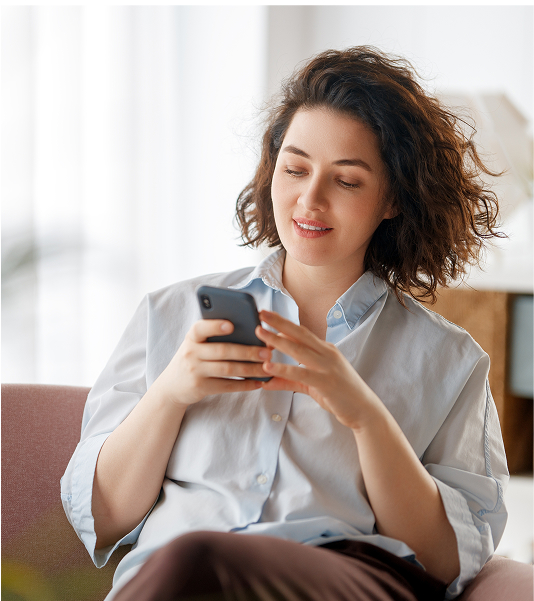 cherry-financing-girl-texting-02 Woman getting a DiamondGlow® treatment at MediZen Institute